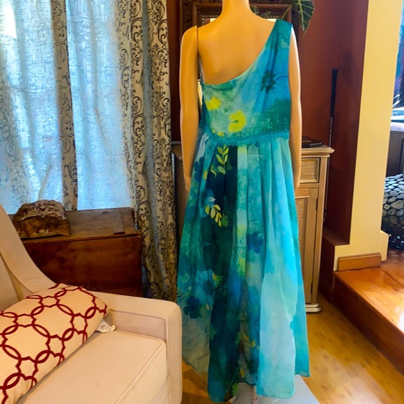 Beautiful dress. High low hem line - Picture 5 of 8